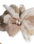 Collana con laccio in cuoio e fiore in tessuto bianco e beige - Mya Accessories