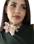 Collana con laccio in cuoio e fiore in tessuto bianco e beige - Mya Accessories
