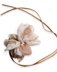 Collana con laccio in cuoio e fiore in tessuto bianco e beige - Mya Accessories