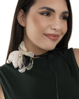 Collana con laccio in cuoio e fiore in tessuto bianco e nero - Mya Accessories