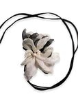 Collana con laccio in cuoio e fiore in tessuto bianco e nero - Mya Accessories
