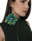 Collana con laccio in cuoio e fiore in tessuto verde petrolio e lime - Mya Accessories