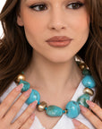 Collana girocollo con pietre irregolari in acrilico azzurro - Mya Accessories