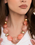 Collana girocollo con pietre irregolari in acrilico rosa - Mya Accessories