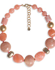 Collana girocollo con pietre irregolari in acrilico rosa - Mya Accessories