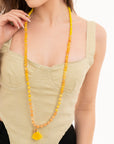 Collana lunga con pietre in acrilico e vetro, pendente a ciuffo giallo - Mya Accessories