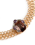 Collana girocollo a maglia in metallo con inserto in acrilico ambra - Mya Accessories
