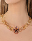Collana girocollo a maglia in metallo con inserto in acrilico ambra - Mya Accessories