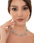 Collana girocollo a catena con fiori in acrilico perlati azzurri - Mya Accessories