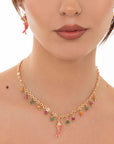 Collana girocollo con multi charms e pendente a pesciolino smaltato fucsia - Mya Accessories
