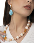Collana girocollo con pepite rosa e bianche ed inserti in acrilico arancio e turchese - Mya Accessories