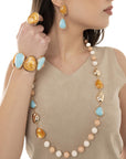 Collana lunga con pepite rosa e bianche ed inserti in acrilico arancio e turchese - Mya Accessories
