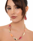 Collana girocollo con inserto foglia in metallo ed acrilico tono rosso ed arancio - Mya Accessories
