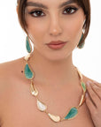 Collana girocollo con inserto foglia in metallo ed acrilico tono verde - Mya Accessories