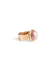 Anello in metallo elastico con perla in acrilico rosa - Mya Accessories
