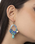 Orecchini pendenti circolari in micro cristalli con goccia tono blu - Mya Accessories