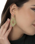 Orecchini pendenti a forma di rombo con micro cristalli verde chiaro - Mya Accessories