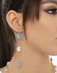 Orecchini pendenti in acciaio con fiorellini tono azzurro - Mya Accessories