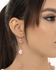 Orecchini pendenti in acciaio con fiorellini tono rosa - Mya Accessories