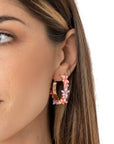 Orecchini pendenti a cerchio con fiori di micro cristali tono rosa - Mya Accessories
