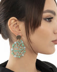 Orecchini pendenti a goccia con rete di micro cristalli verde acqua - Mya Accessories