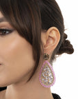 Orecchini pendenti a goccia con rete di micro cristalli tono rosa - Mya Accessories