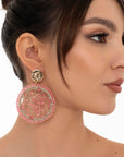 Orecchini pendenti circolari con rete di micro cristalli tono rosa - Mya Accessories