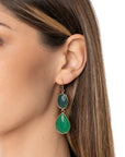 Orecchini pendenti con pietre dure a goccia tono verde - Mya Accessories