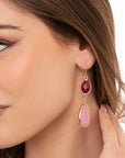 Orecchini pendenti con pietre dure a goccia tono rosa - Mya Accessories