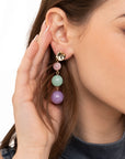 Orecchini pendenti con tripla sfera in acrilico tono lilla - Mya Accessories