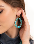 Orecchini pendenti a cerchio con pietre in vetro turchese - Mya Accessories