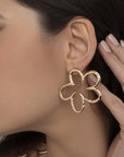 Orecchini in metallo con fiore stilizzato - Mya Accessories