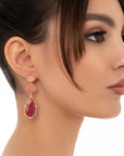 Orecchini pendenti con pietre dure tono magenta - Mya Accessories