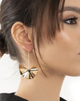 Orecchini pendenti a catena con fiore in metallo lucido - Mya Accessories