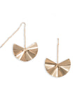 Orecchini pendenti a catena con fiore in metallo lucido - Mya Accessories