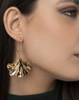 Orecchini pendenti con fiore in metallo lucido - Mya Accessories