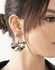 Orecchini pendenti con fiore in metallo rigato - Mya Accessories