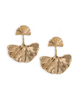 Orecchini pendenti con fiore in metallo rigato - Mya Accessories