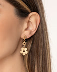 Orecchini pendenti con fiorellini in metallo - Mya Accessories