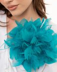 Spilla a fiore a piume tono petrolio - Mya Accessories