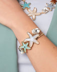 Bracciale rigido a manetta con inserti stelle marine in acrilico celeste