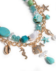 Collana girocollo a doppio filo con pietre in acrilico tono turchese e charms pendenti