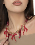 Collana girocollo a sfere in acrilico corallo con charms pendenti - Mya Accessories