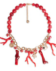 Collana girocollo a sfere in acrilico corallo con charms pendenti - Mya Accessories