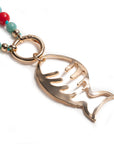 Collana girocollo con pietre in vetro multi e pendente a lisca di pesce in metallo - Mya Accessories