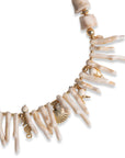Collana girocollo con rami pendenti in acrilico bianco con inserto stella marina e charms in metallo - Mya Accessories