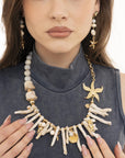 Collana girocollo con rami pendenti in acrilico bianco con inserto stella marina e charms in metallo - Mya Accessories