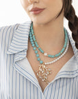 Collana girocollo doppio filo con pietre dure e vetro tono turchese, pendente ramo di corallo in metallo - Mya Accessories