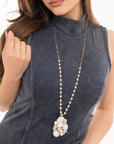 Collana lunga a catena con micro cristalli e pendente ricoperto di pietre dure bianche