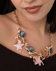 Collana girocollo a catena con design a ramo di corallo ed inserto in acrilico a stella marina tono rosa blu